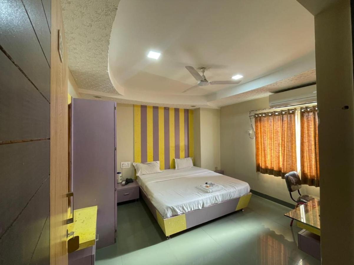 Hotel Holiday Pride Aurangābād Exterior foto